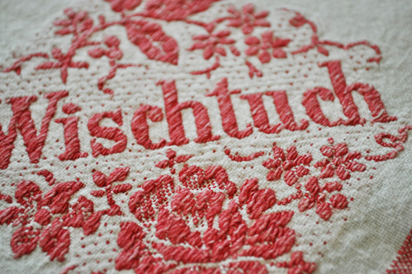 ドイツ・ヴィンテージ 赤い刺繍のキッチンクロス/Wischtuch